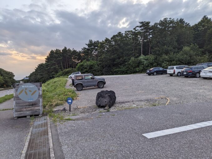 駐車場は建物前ではなく，建物横になってます