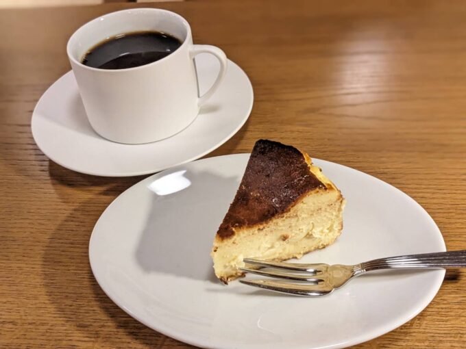 バスクチーズケーキとコーヒー