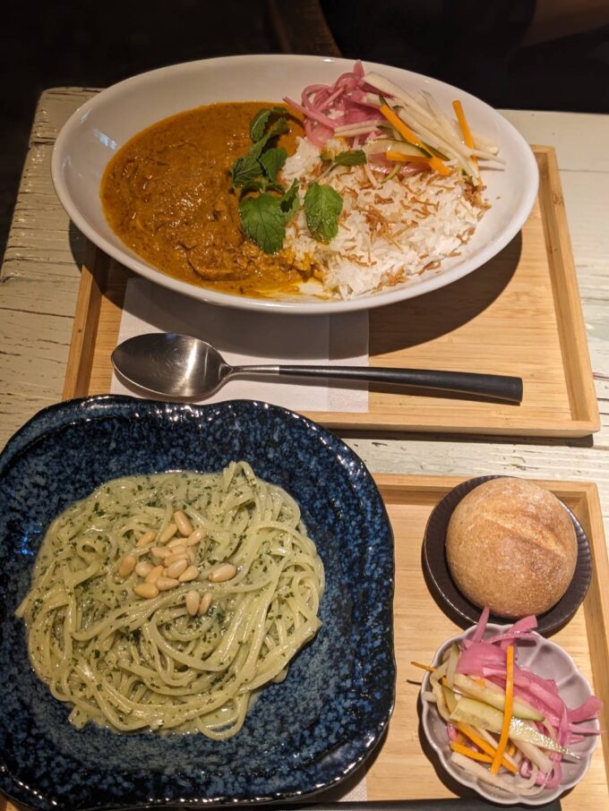 ココナッツチキンカレーとジェノベーゼ