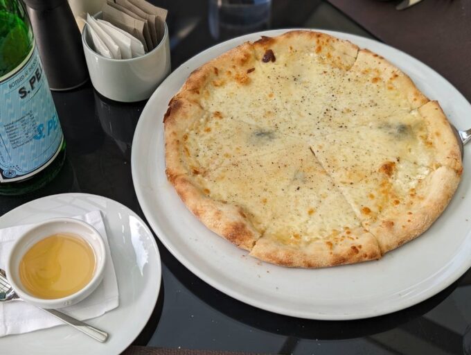 4種のイタリアンチーズのピッツァ