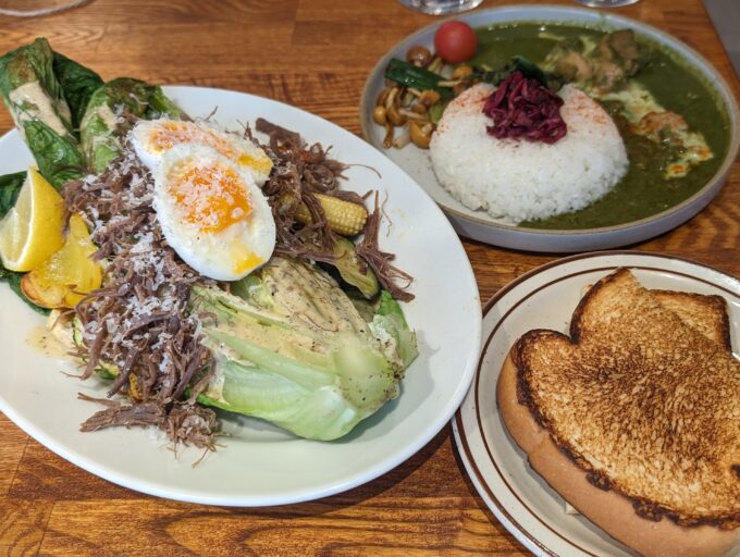 自家製コンビーフとグリルロメインレタスのサラダ(パンつき)，ほうれん草チキンカレー