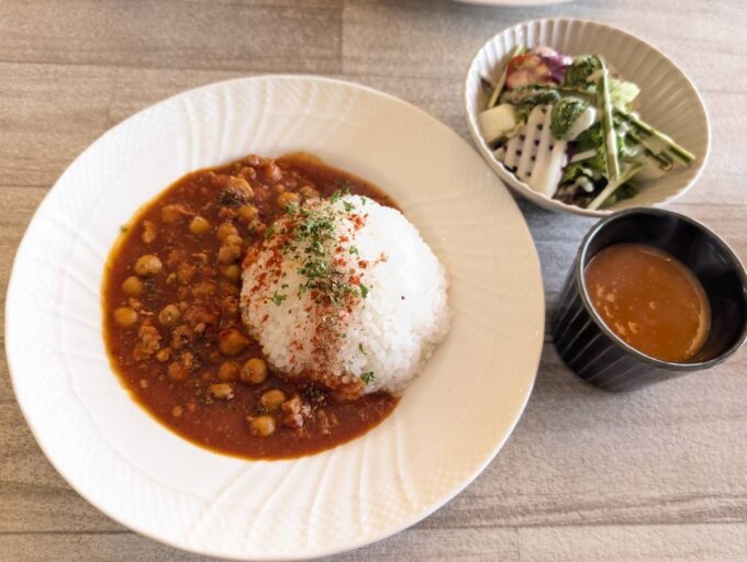 ひよこ豆のカレー　サラダとスープ付き