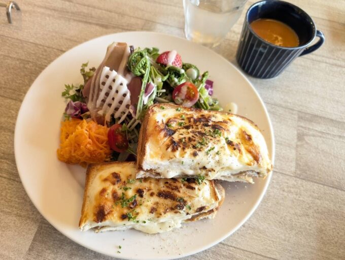 自家製豚ももハムのクロックムッシュ　サラダとスープ付き