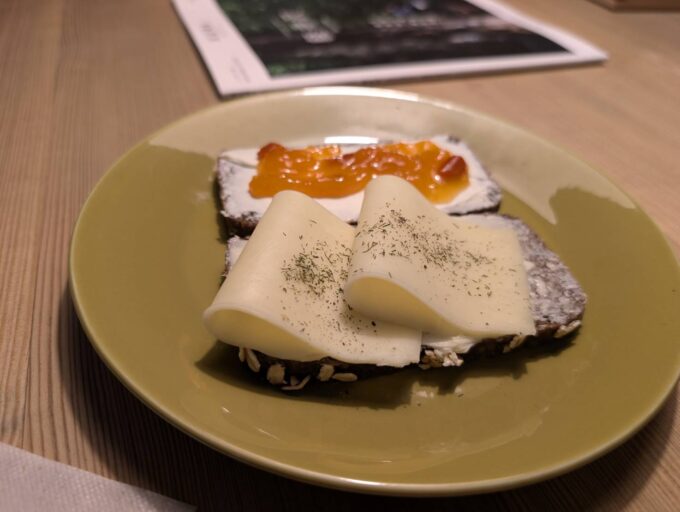ルブロのスモーブロー(チーズとあんずジャム)