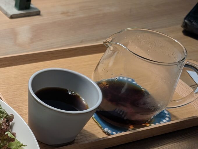ホットコーヒーはポットで提供されました