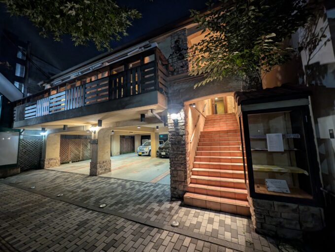 お店の外観　１Fが駐車場です