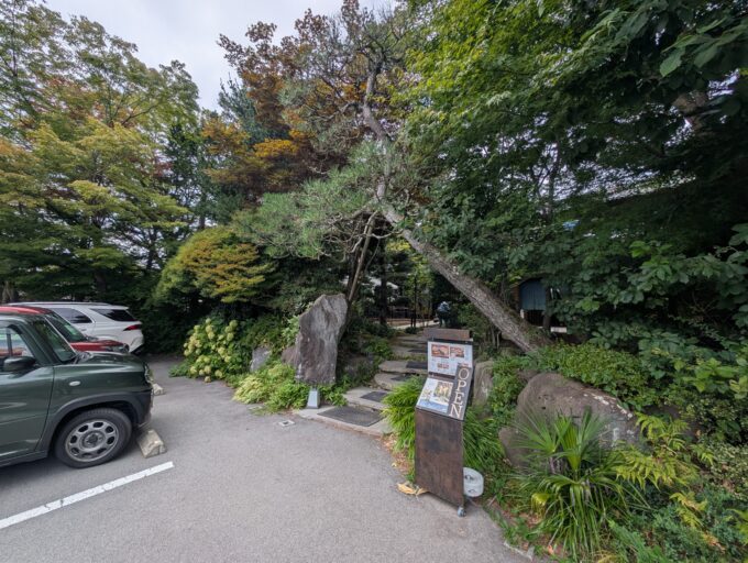 階段を上ると入口があります