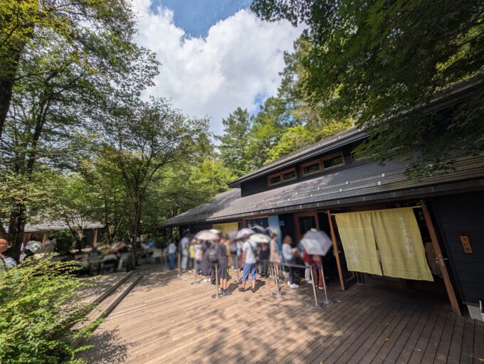 お店の外観　並んでいます