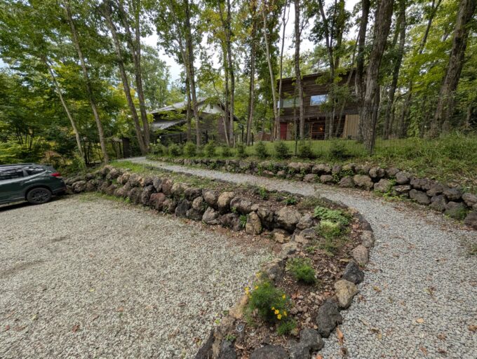 お店の入口 駐車場の奥の建物です