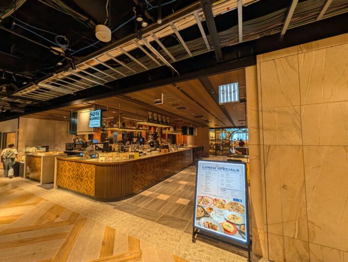 お店の入口　コーヒーショップの奥が受付です