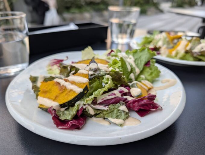 セットのサラダ