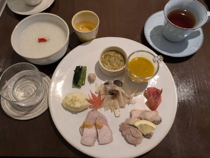 薬膳粥と養生料理プレート