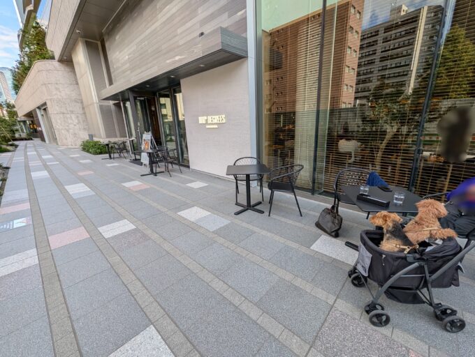 テラス席 通路にテーブルがある感じです