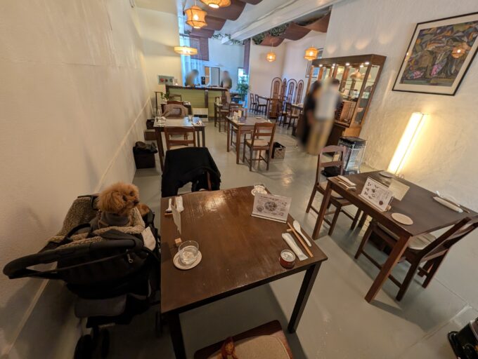 店内　細長い感じです