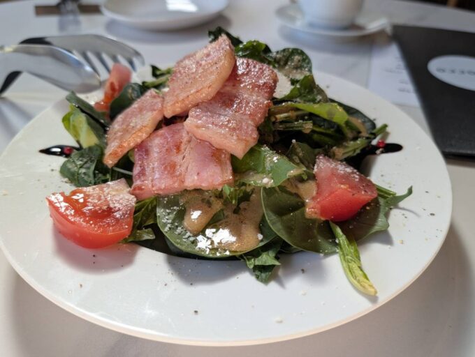 ルッコラとほうれん草とベーコンのサラダ