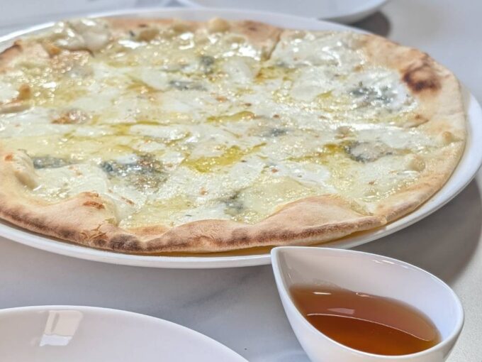 4種のチーズピザ