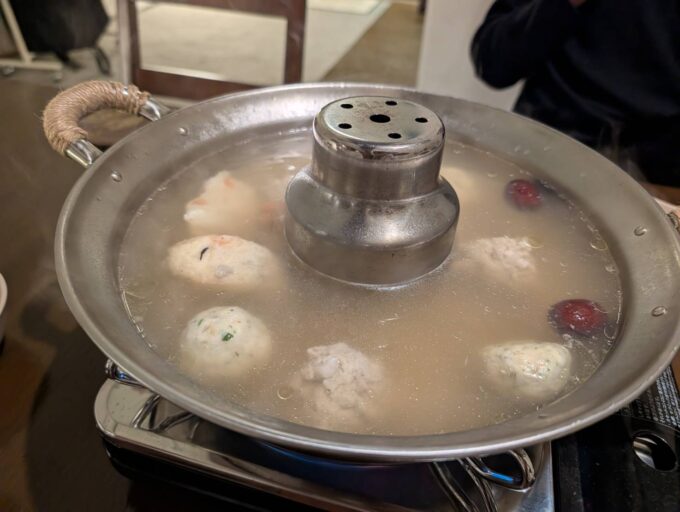 お鍋　お団子が入った状態で提供されます
