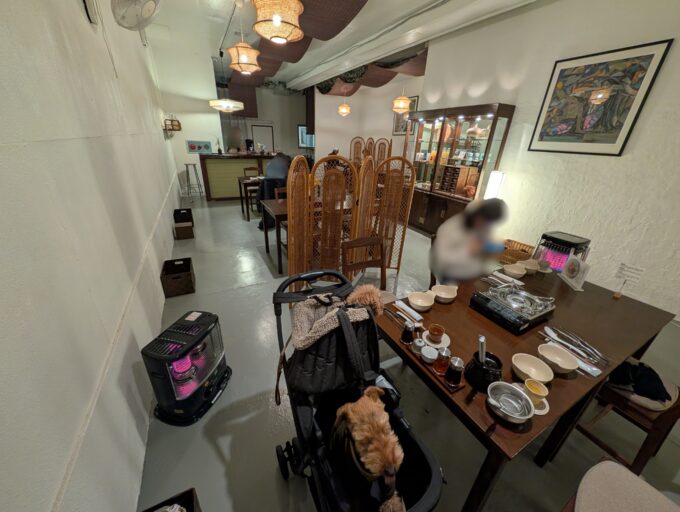 店内　ペットOKの席は奥にもあります
