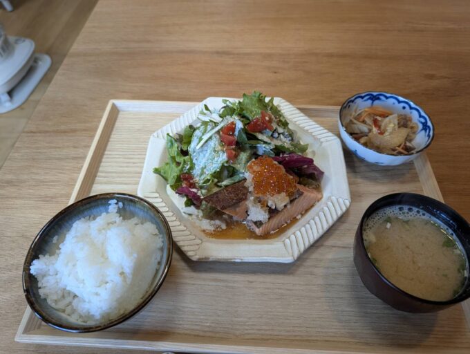 サーモンのおろしいくら定食