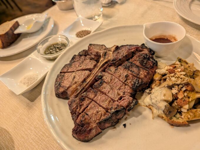 熟成牛のTボーンステーキ