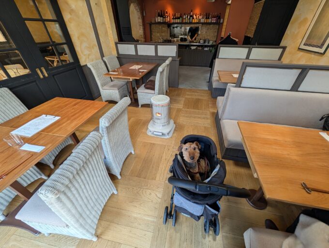 店内　奥にもスペースがあります