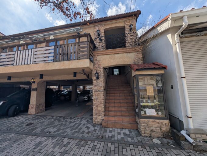 お店の外観　1Fが駐車場です