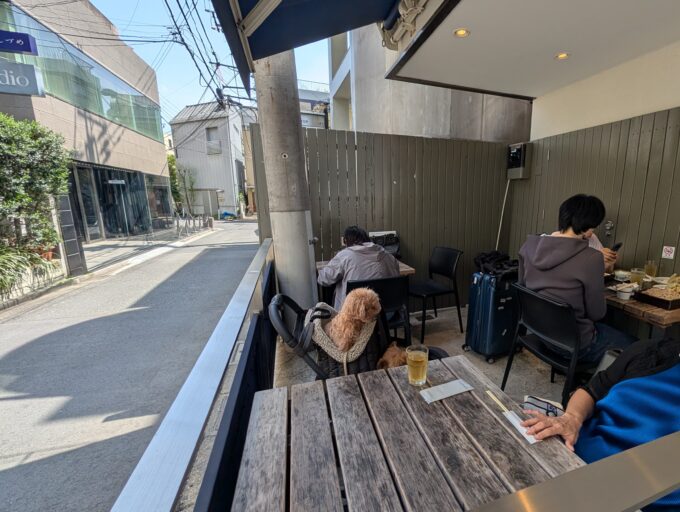 テラス席　屋根とオーニングがしっかりあります