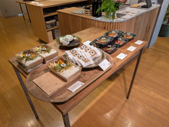 お弁当なども売ってます