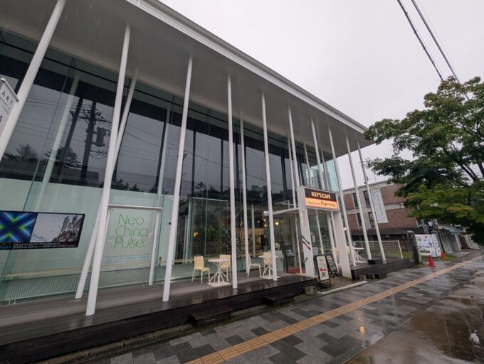お店の外観　テラス席もあります