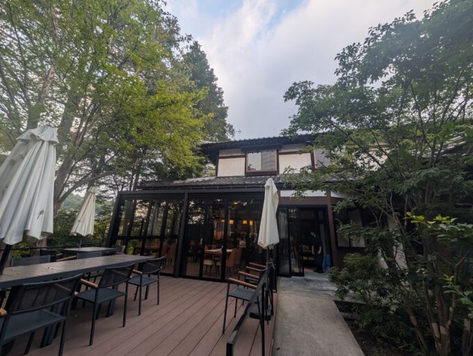 建物　テラス側から入ります