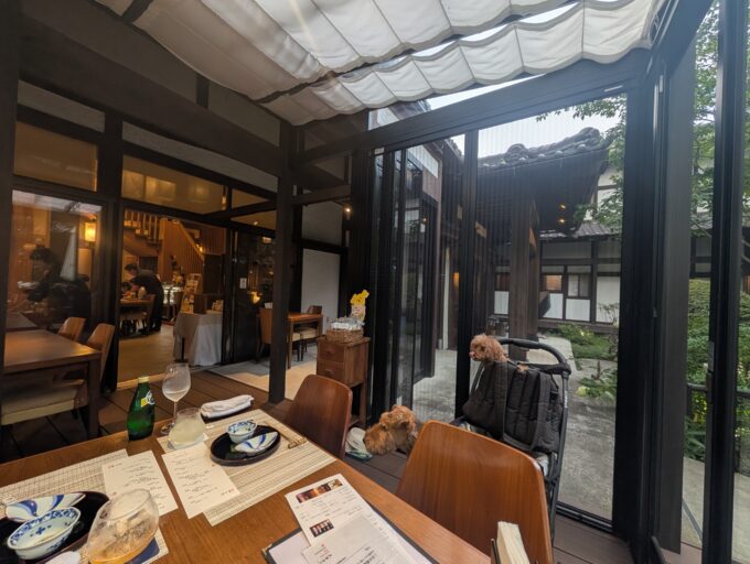 テラス席　ほぼ室内です
