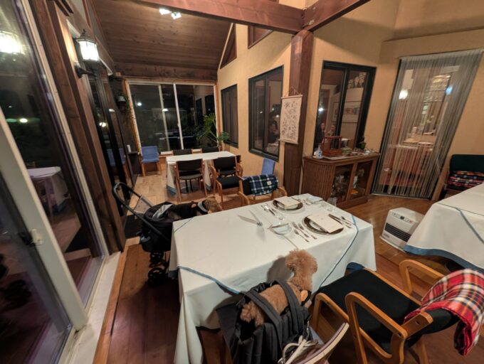 店内　テラス席ですが屋根・壁しっかりとあります