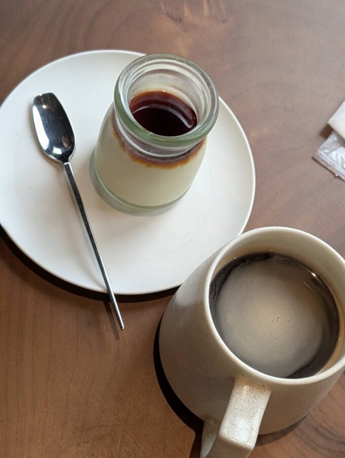 ランチデザートのプリンとコーヒー
